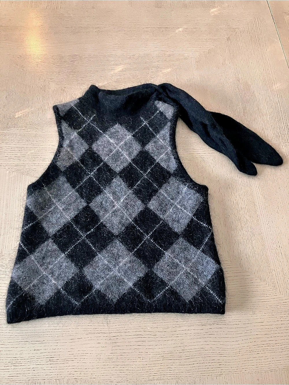 H&M Edition argyle sweater vest Argyle Knit Vest in Black & Gray Size Medium